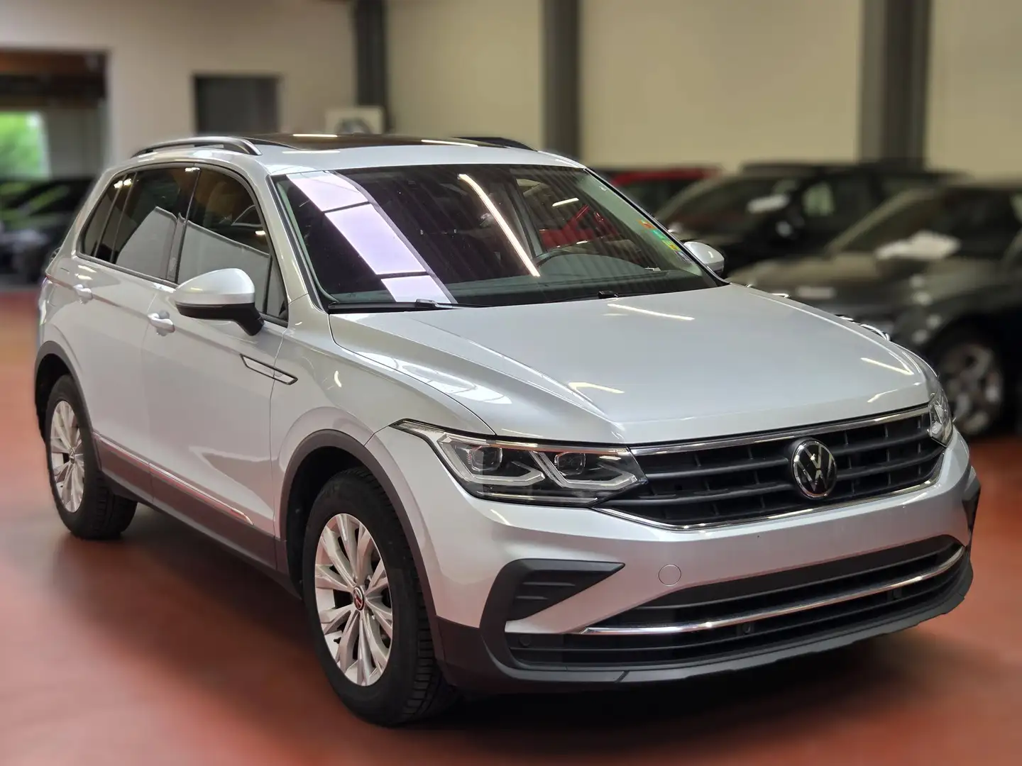 VOLKSWAGEN Tiguan