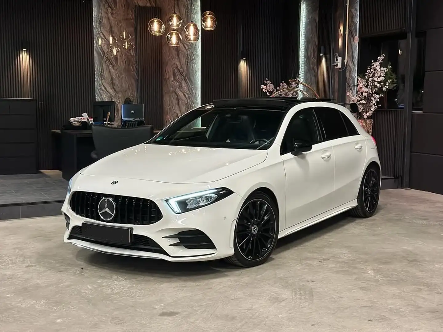Mercedes-Benz A 250 Premium AMG Biały - 1