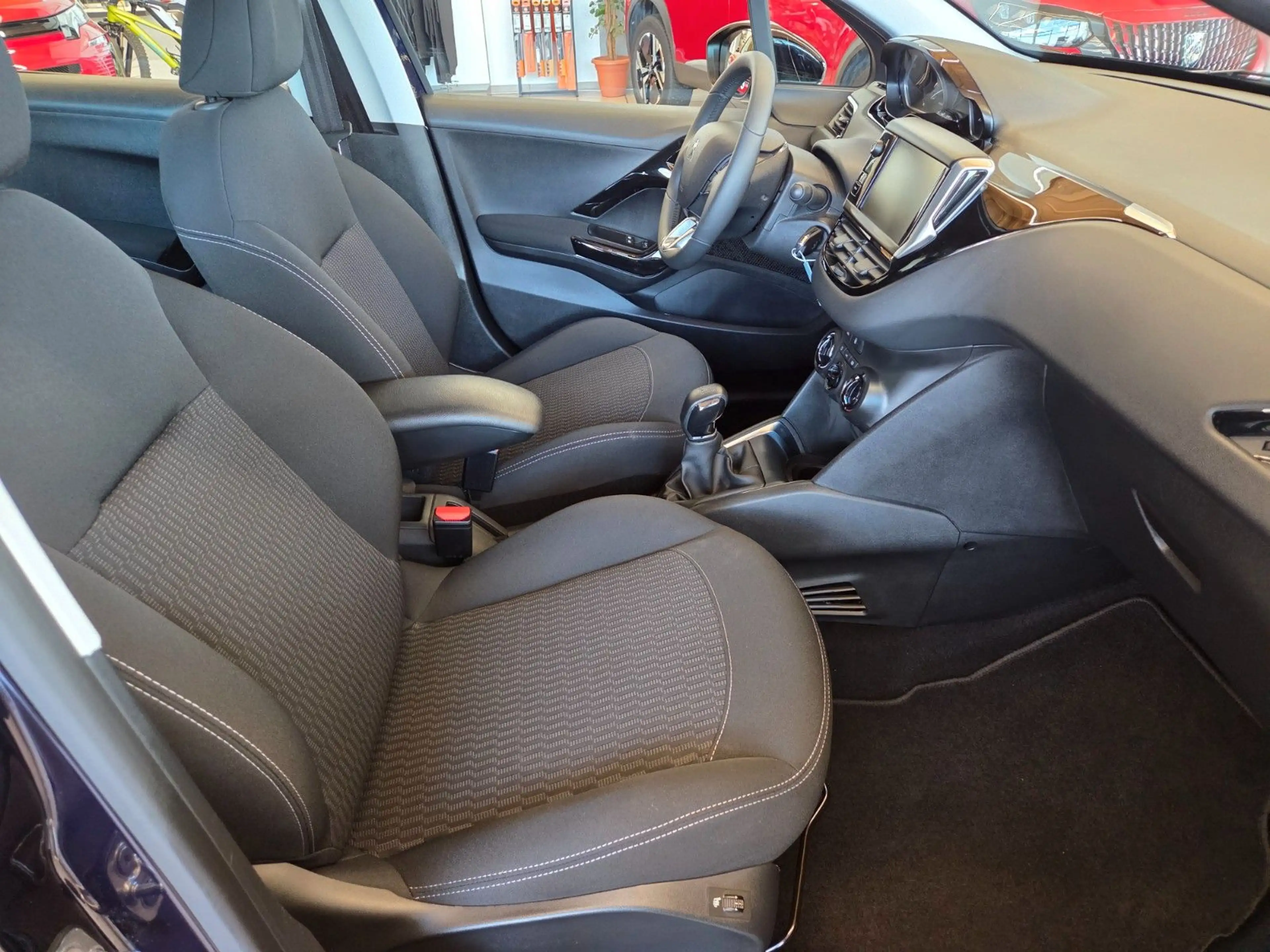 Peugeot 208 Active — photo 14