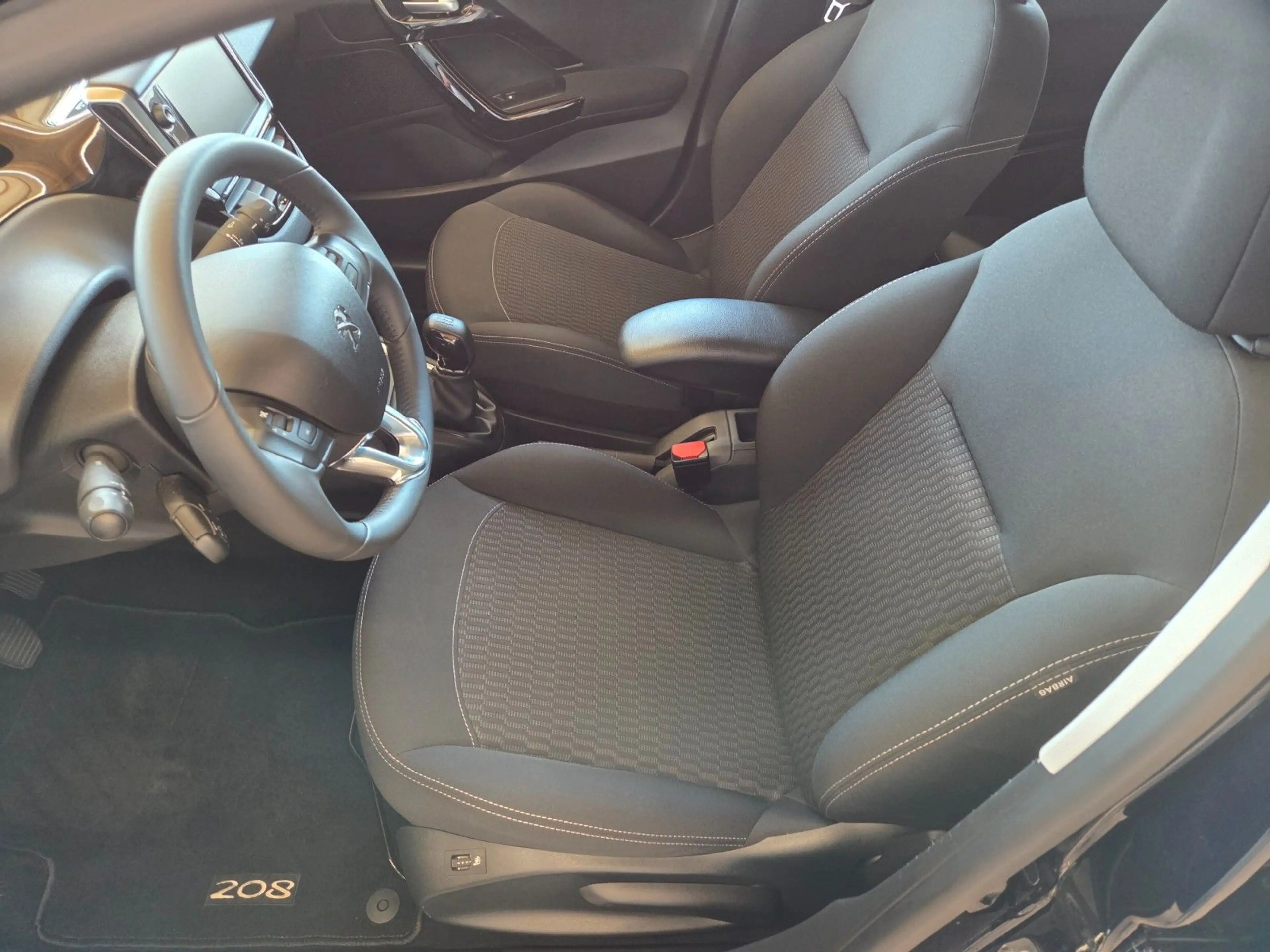 Peugeot 208 Active — photo 9