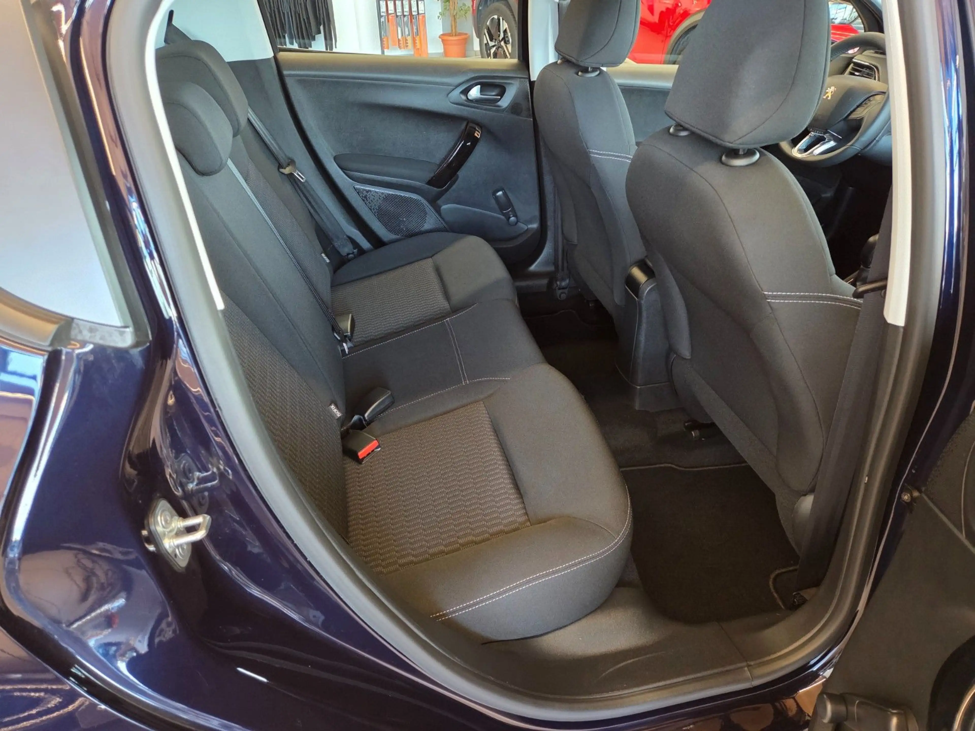 Peugeot 208 Active — photo 13
