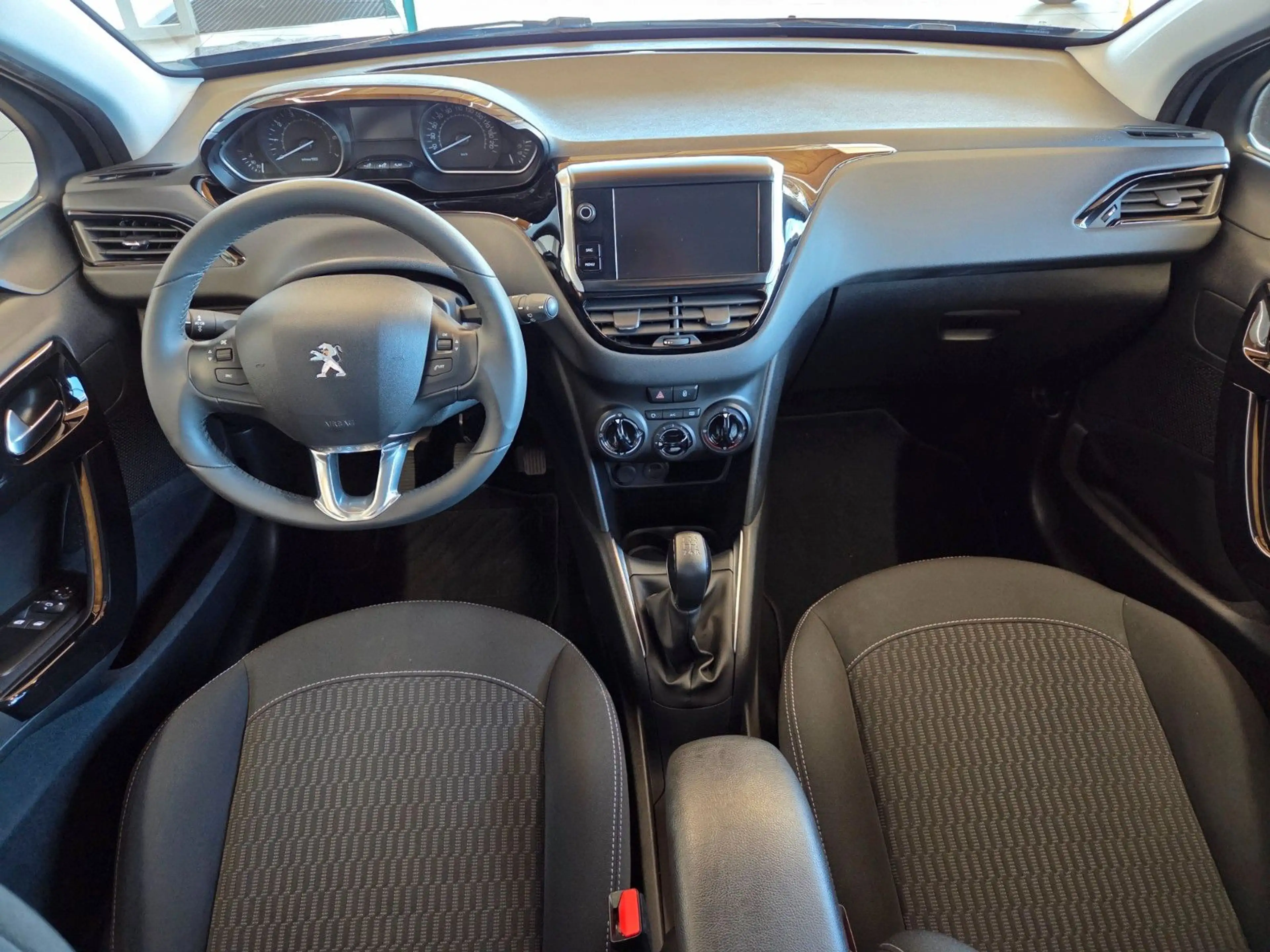 Peugeot 208 Active — photo 11