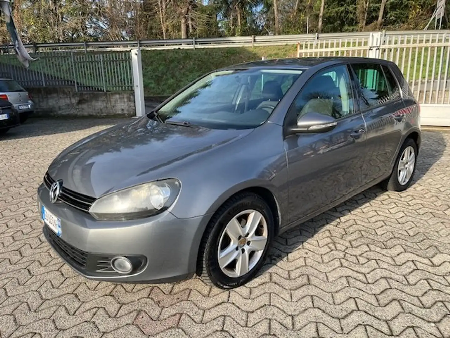 Volkswagen Golf 5p 1.6 tdi Comfortline Gris - 1