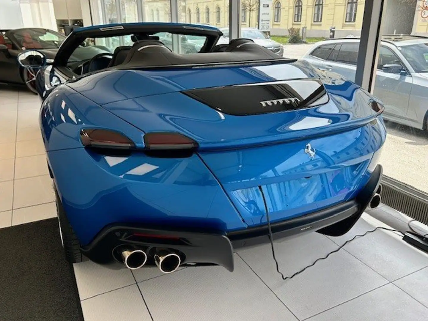 Ferrari Roma Roma Spider Blau - 2
