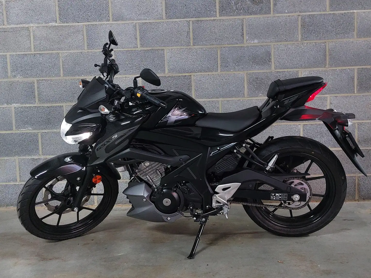 Suzuki GSX-S 125 Fekete - 1