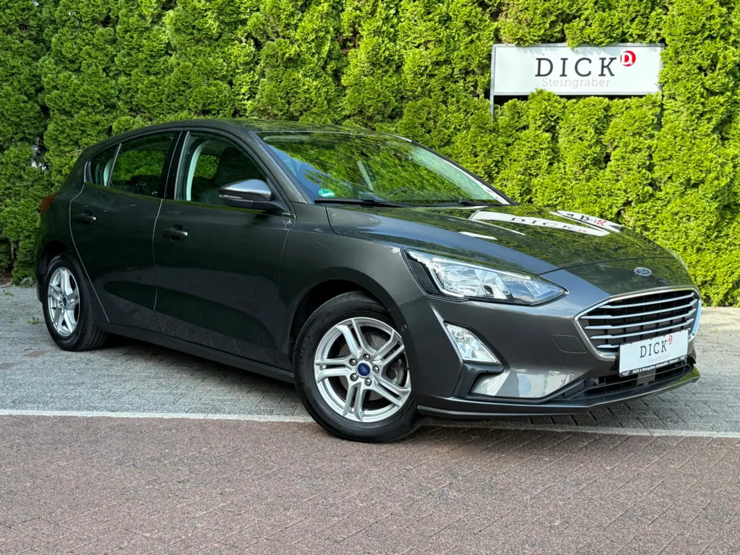 Ford Focus Lim. 1.5 TDCi Cool&Connect NAV+KAM+SHZ+DAB Grau - 1