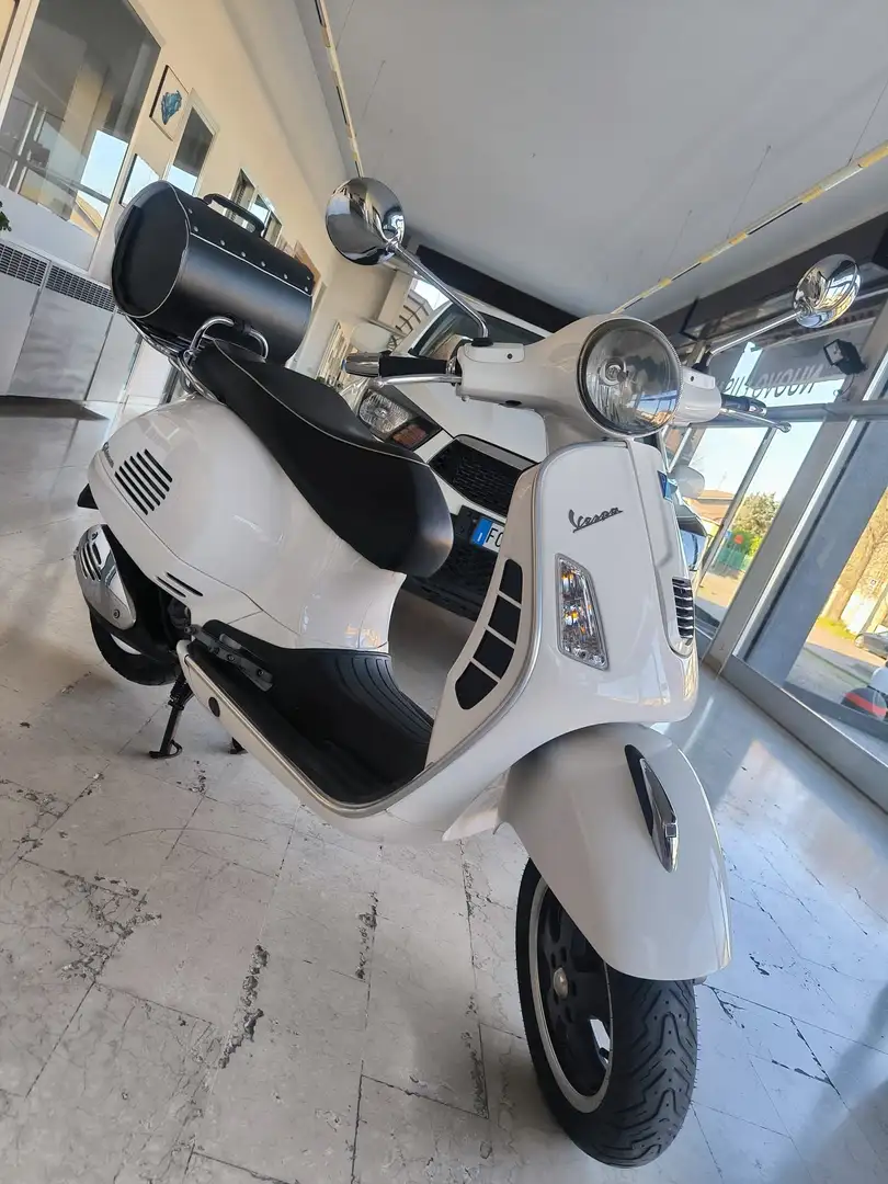 Vespa GTS 300 i.e. *APPENA TAGLIANDATA* Blanco - 2