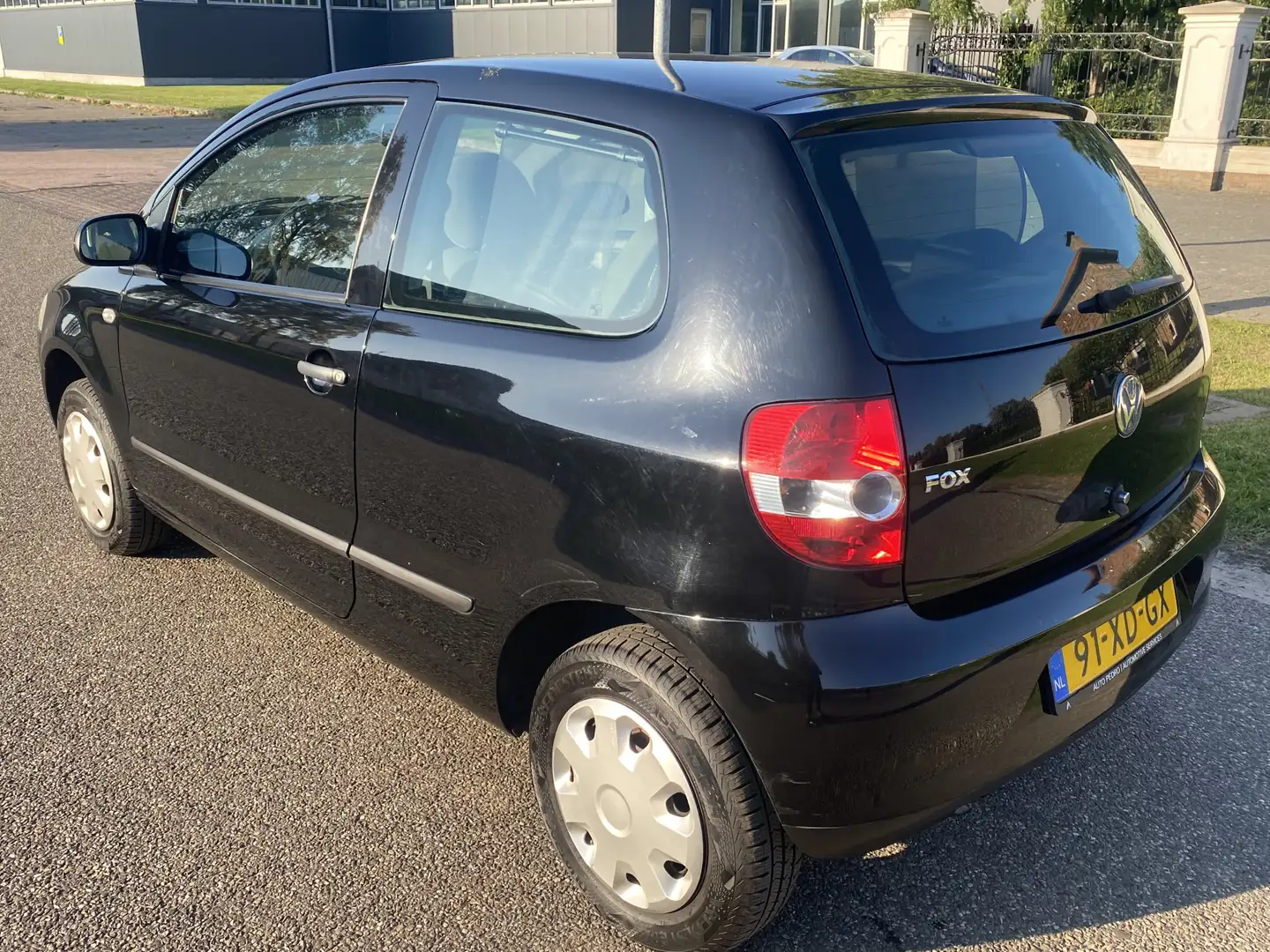 Volkswagen Fox 1.2 Trendline Nieuwe Apk . Zwart - 2