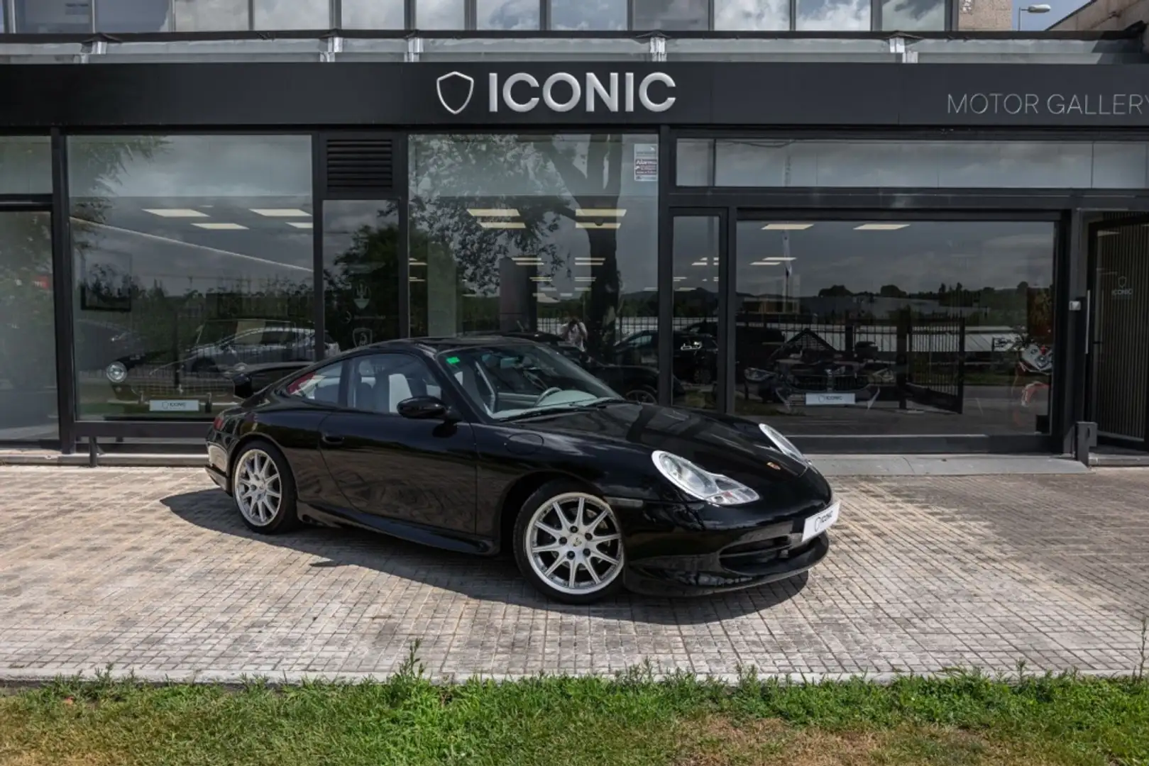 Porsche 996 Carrera Coupé Black - 1