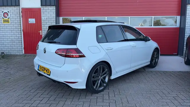 Volkswagen Golf view 2