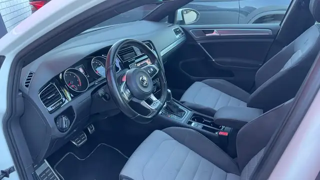 Volkswagen Golf view 6