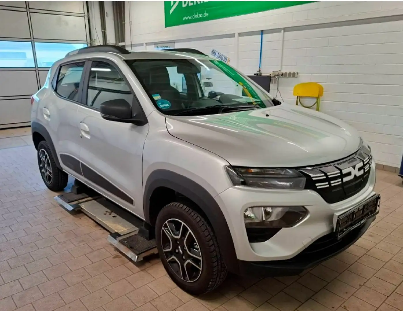 Dacia Spring Essential 45 Klima - Bluetooth Silber - 1