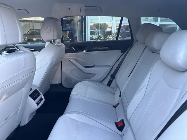 Volkswagen Passat view 11