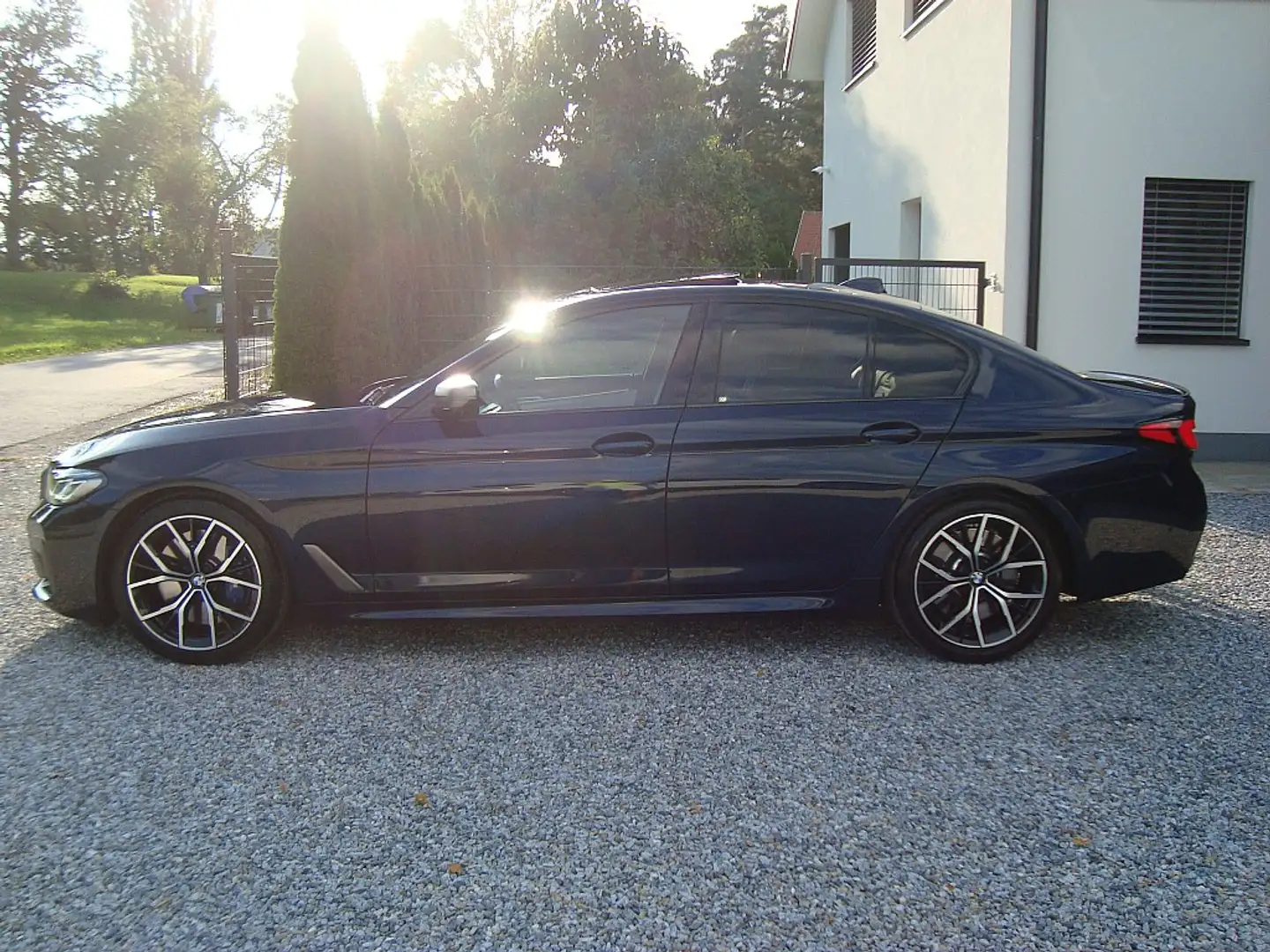 BMW 550 550i XDrive Voll 1-Hand 530 PS LCI Facelift Top !! Bleu - 1