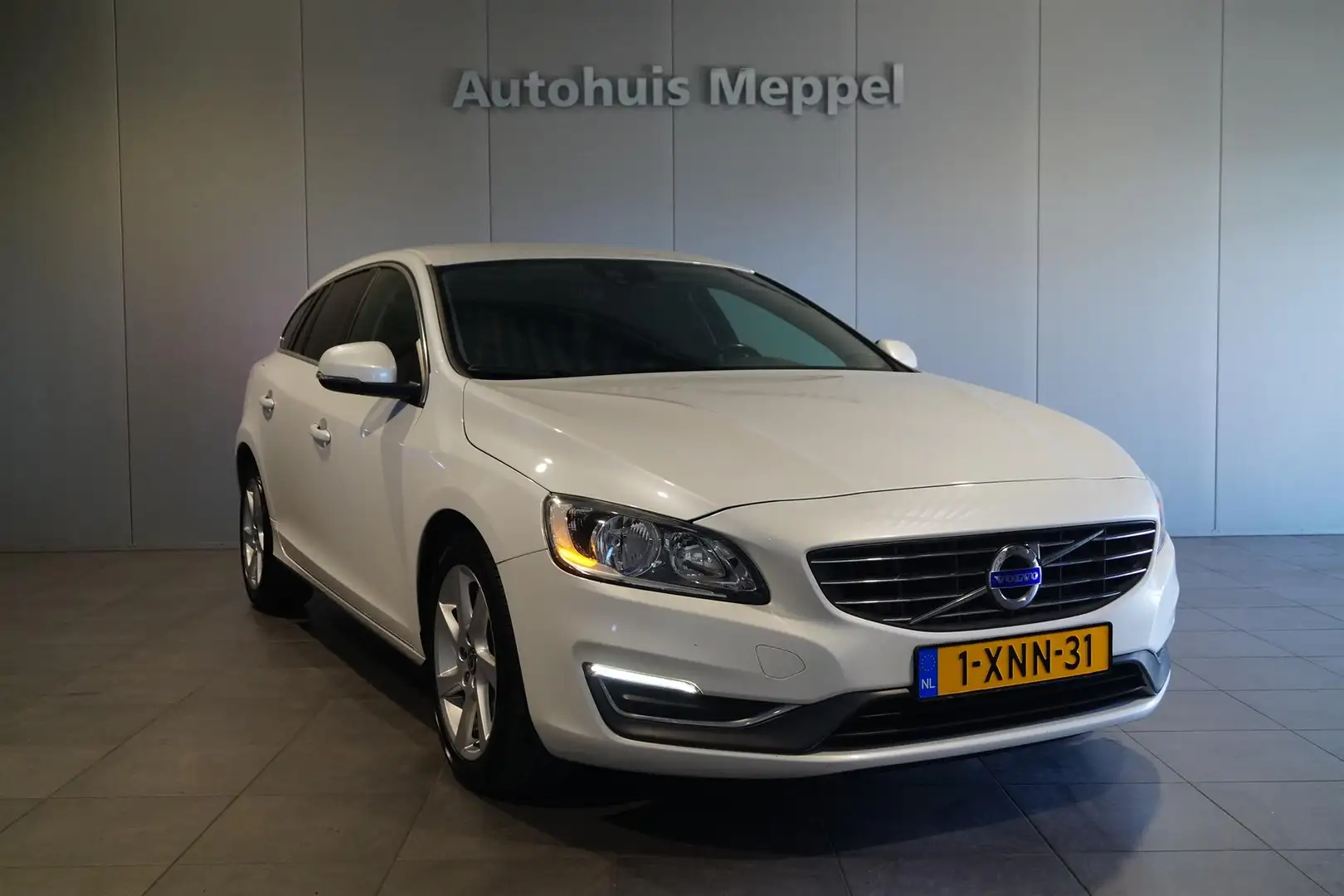 Volvo V60 Summum Editie | LED | Cruise Control | Navigatie | Blanc - 1