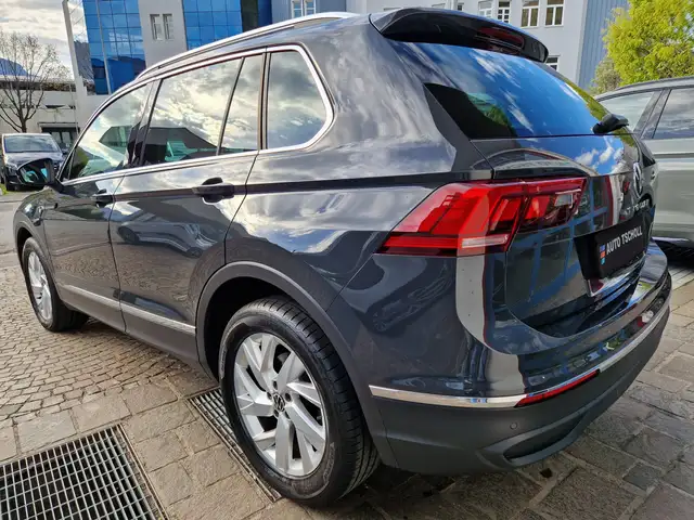Volkswagen Tiguan view 4