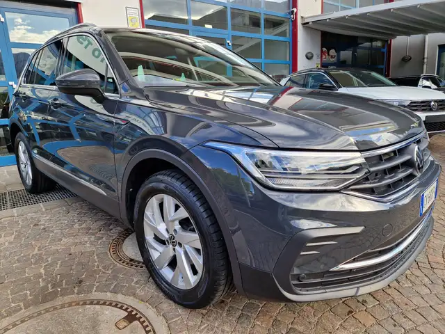 Volkswagen Tiguan view 2