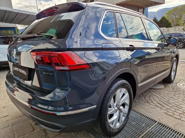 Volkswagen Tiguan view 3