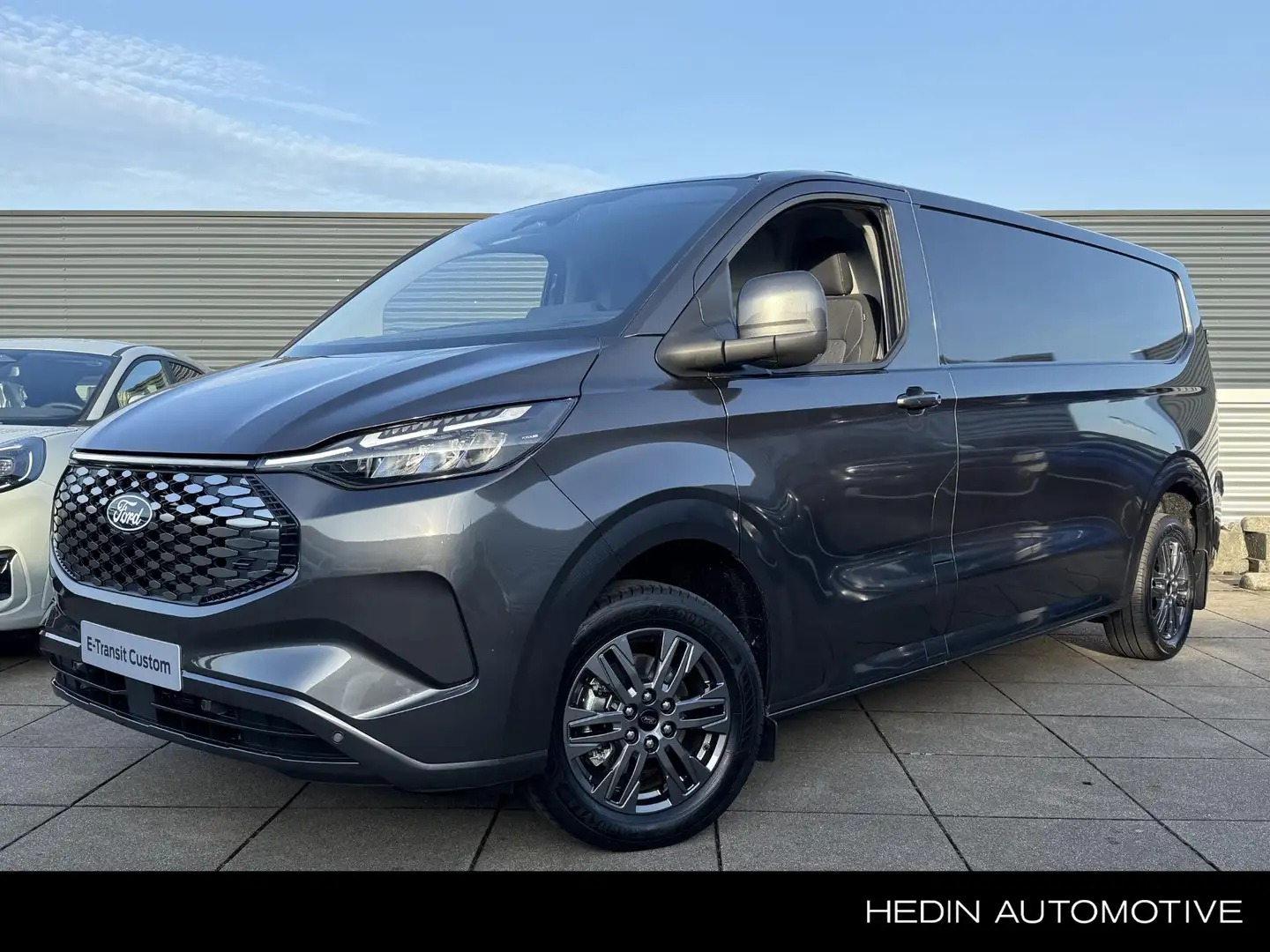 Ford Transit Custom e-Transit 340 L2H1 Limited 65 kWh Voorraad Grijs - 1