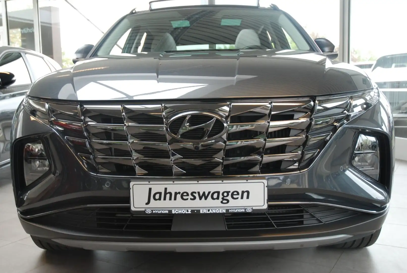 Hyundai TUCSON 1.6 T DCT 4WD Plug-in Prime Assist Pano E Schwarz - 2