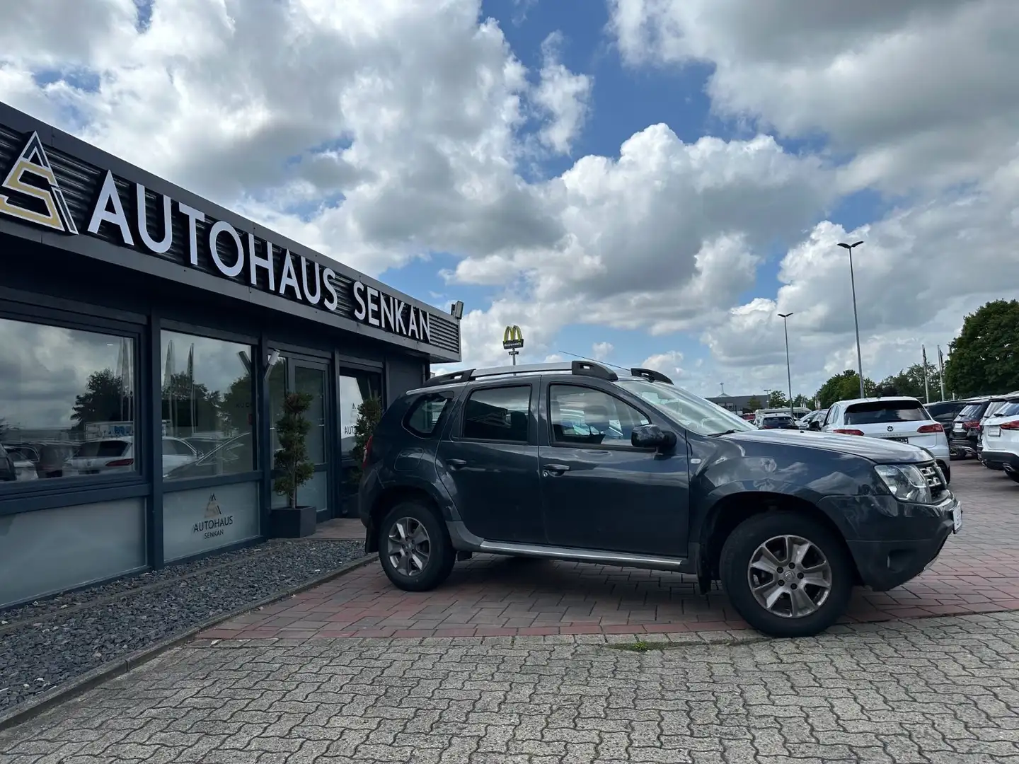 Dacia Duster I Laureate 4x2*1.HAND*NAVI+ALU*KLIMA*AHK* Grey - 1