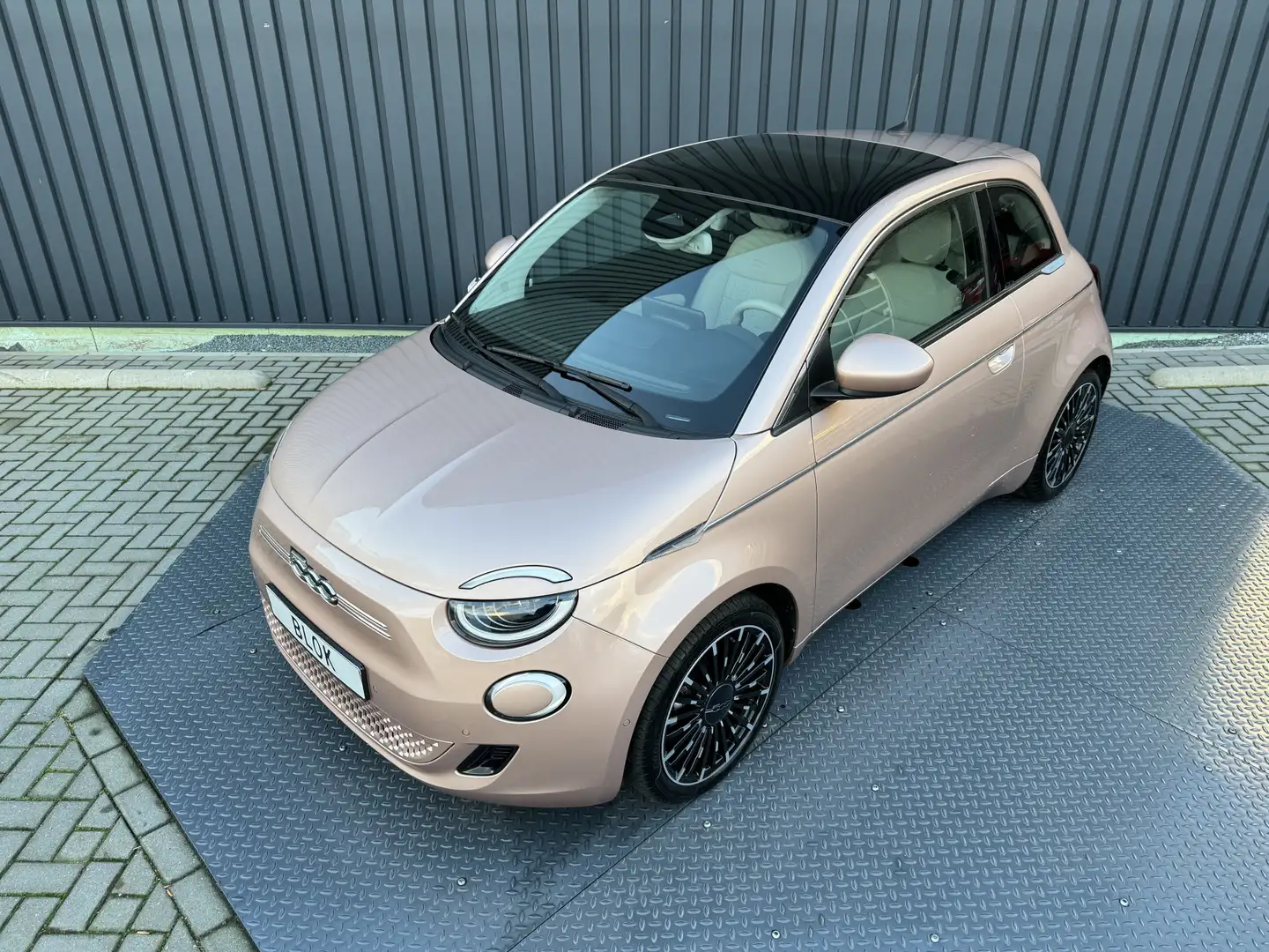 Fiat 500 3+1 La Prima 42 kWh | Ora Rosa | 18.900 km | Rijkl Gold - 2