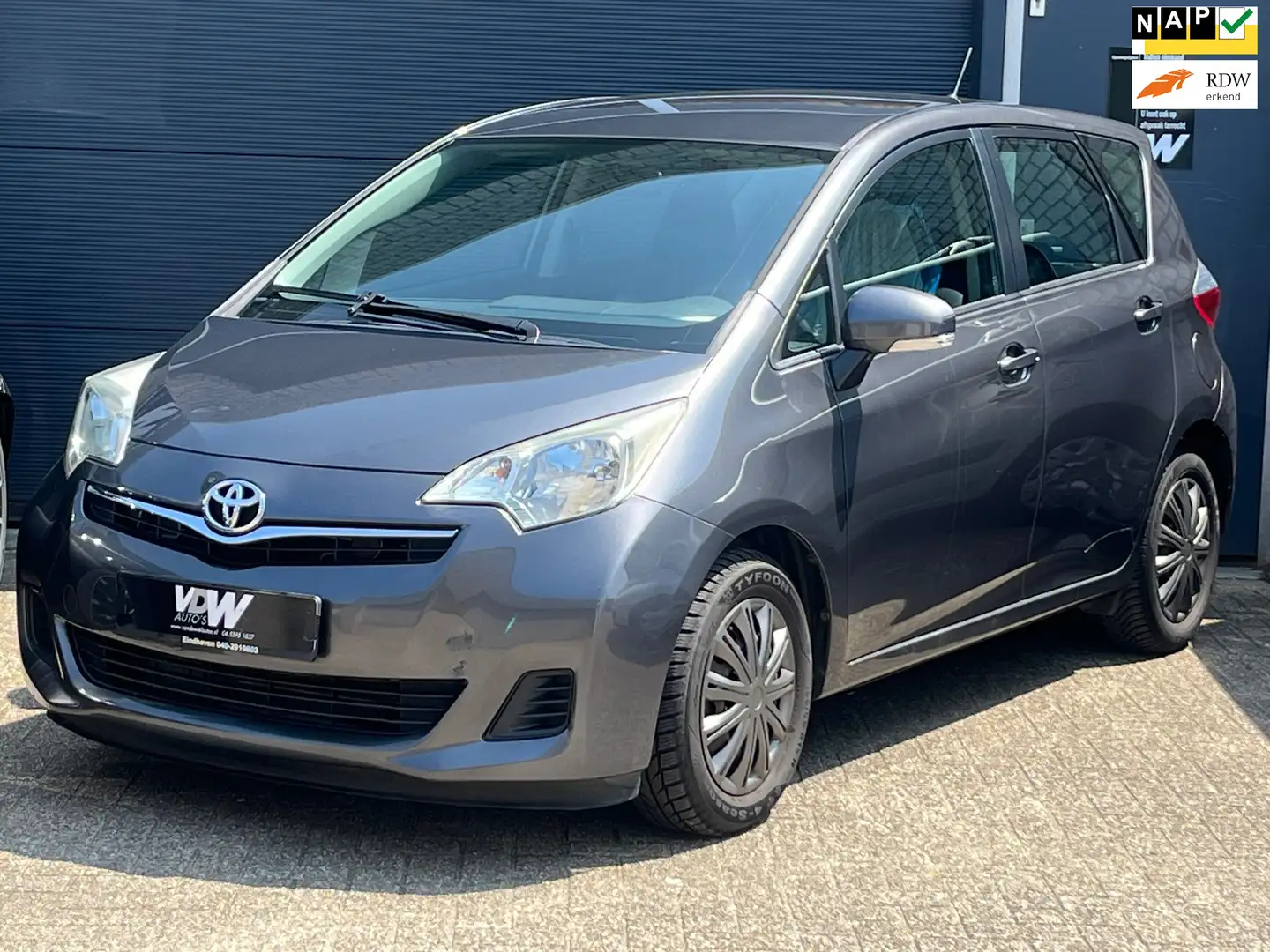Toyota Verso-S 1.3 VVT-i Comfort 5 deurs trekhaak airco Grijs - 1