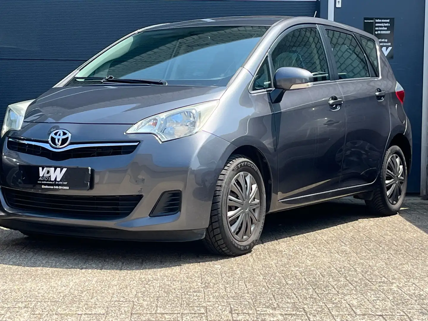 Toyota Verso-S 1.3 VVT-i Comfort 5 deurs trekhaak airco Grijs - 2