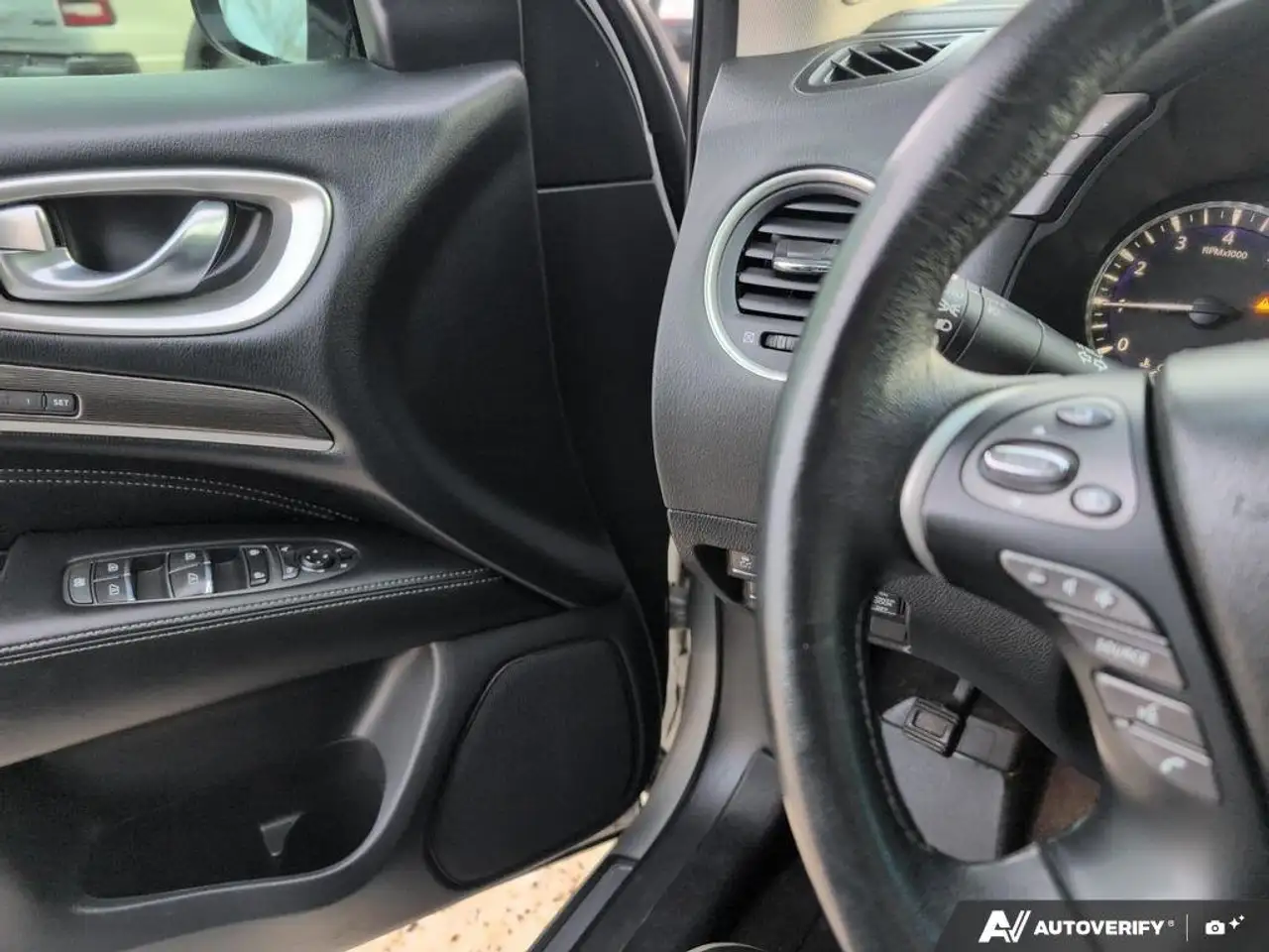 Infiniti QX60 снимка Infiniti QX60