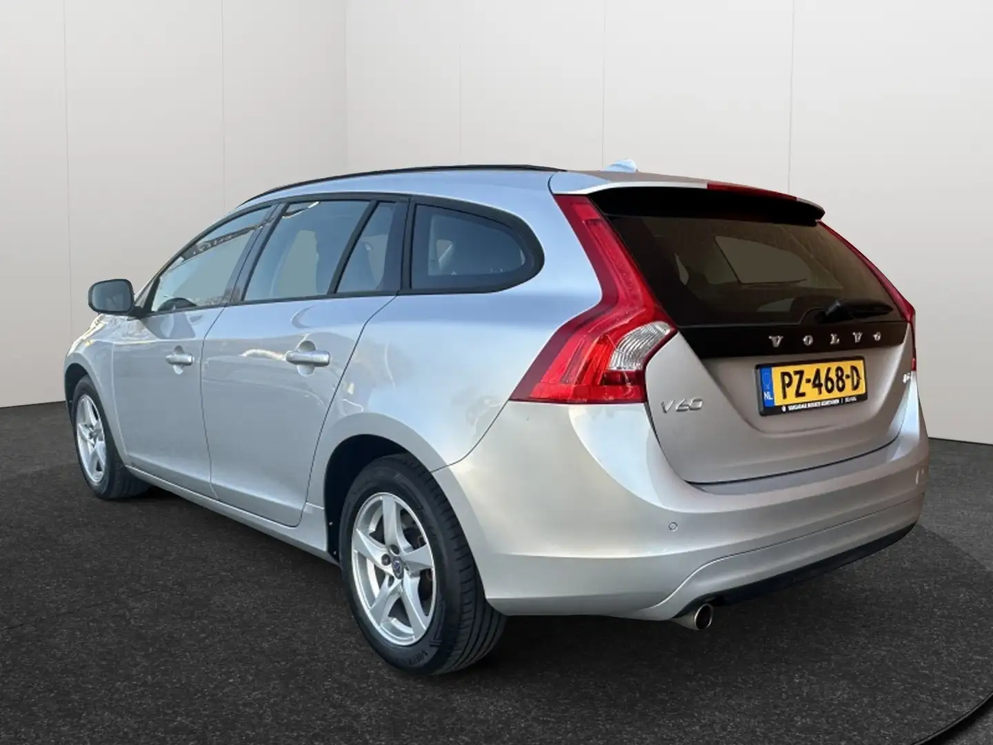 Volvo V60 2.0 D3 Momentum Automaat Clima Stoelverwarming Nav Gris - 2