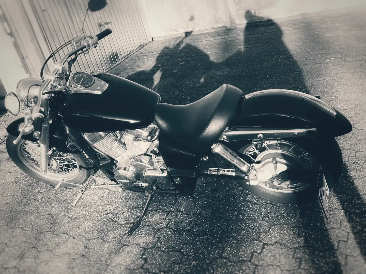 Honda Shadow 750 Schwarz - 1