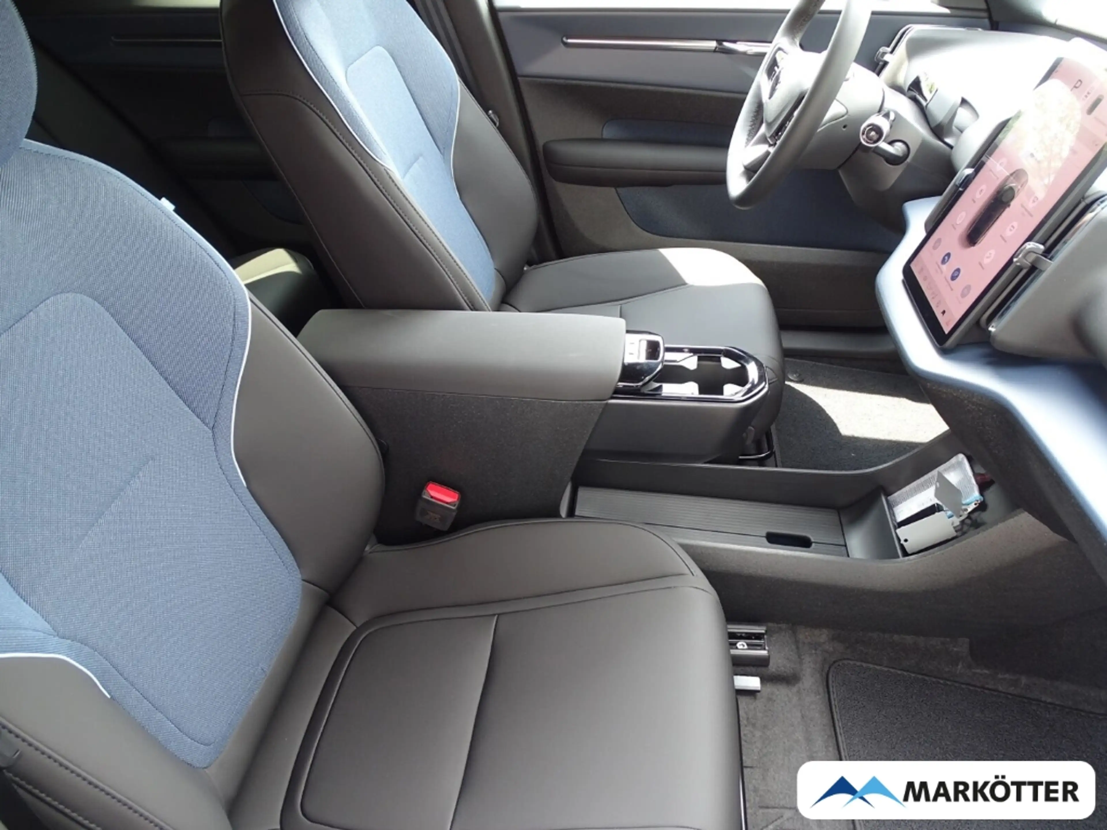 Volvo EX30 Plus P5 Long Range 2WD SHZ/LHZ — photo 11