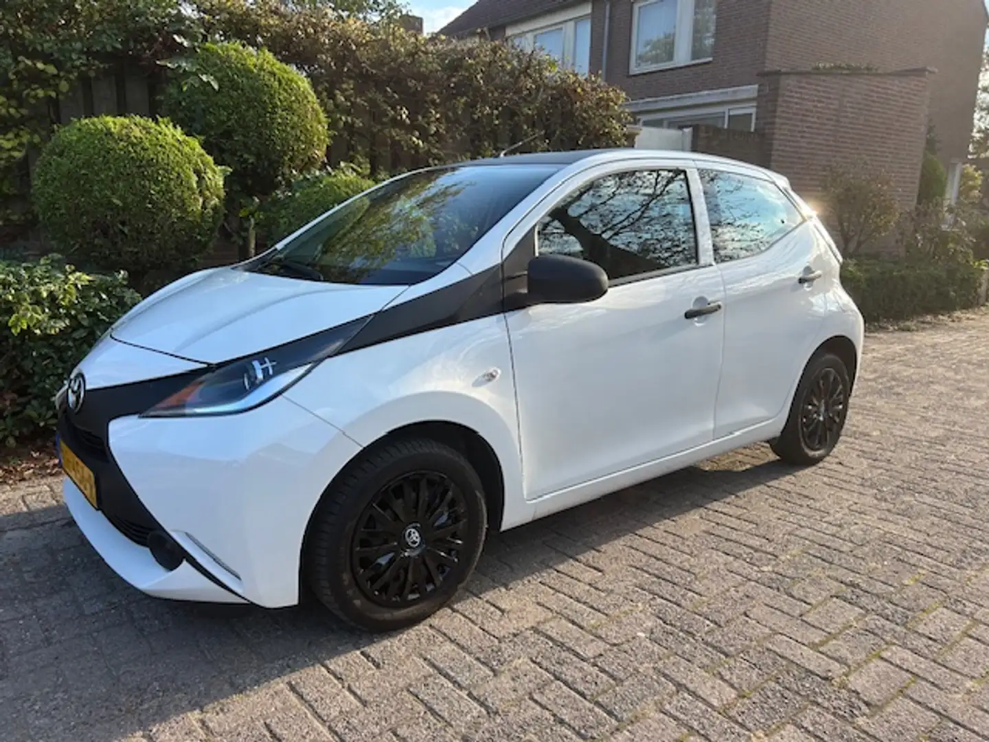 Toyota Aygo 1.0 VVT-i x-now Airco/ Orig NL auto/ 5 drs/ met NA Wit - 2