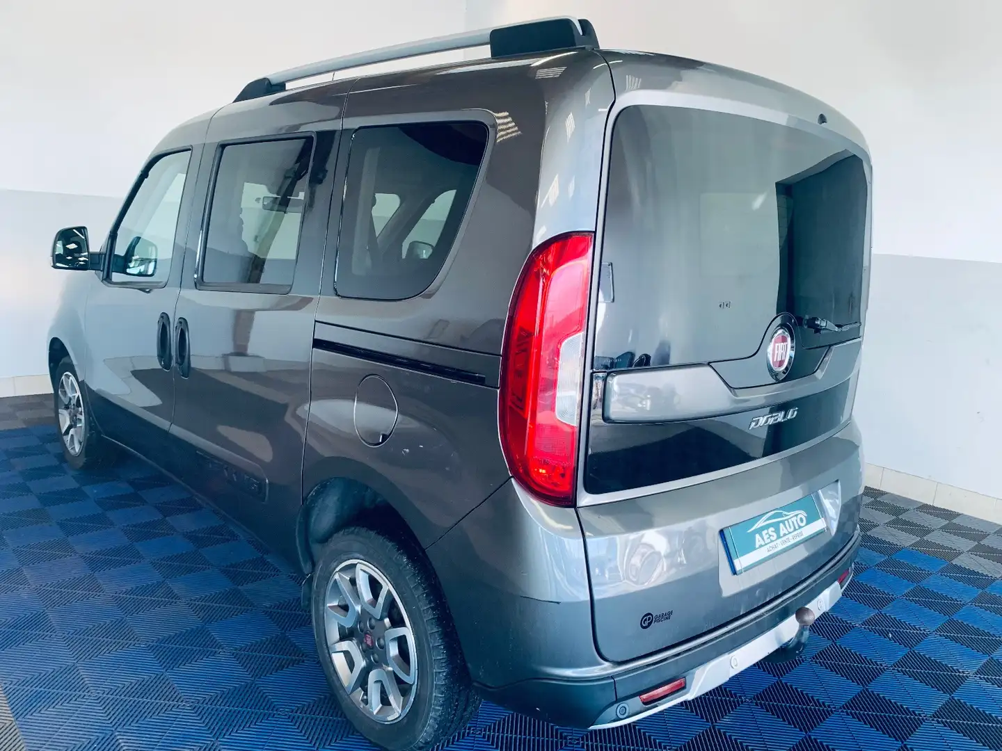 Fiat Doblo Trekking Gris - 2