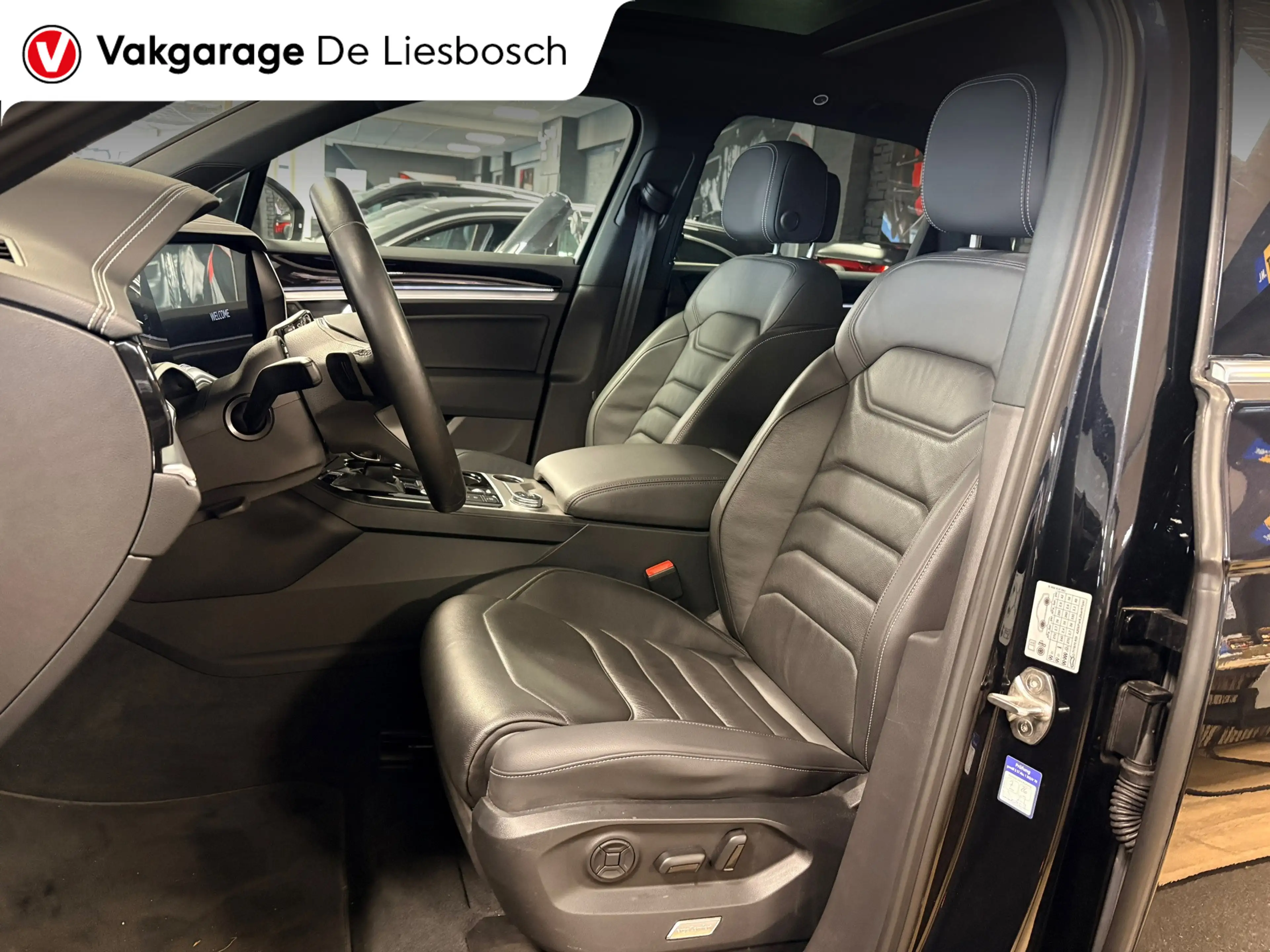 Volkswagen Touareg 3.0 TSi eHybrid 4MOTION / pano / leer / camera / s — photo 13