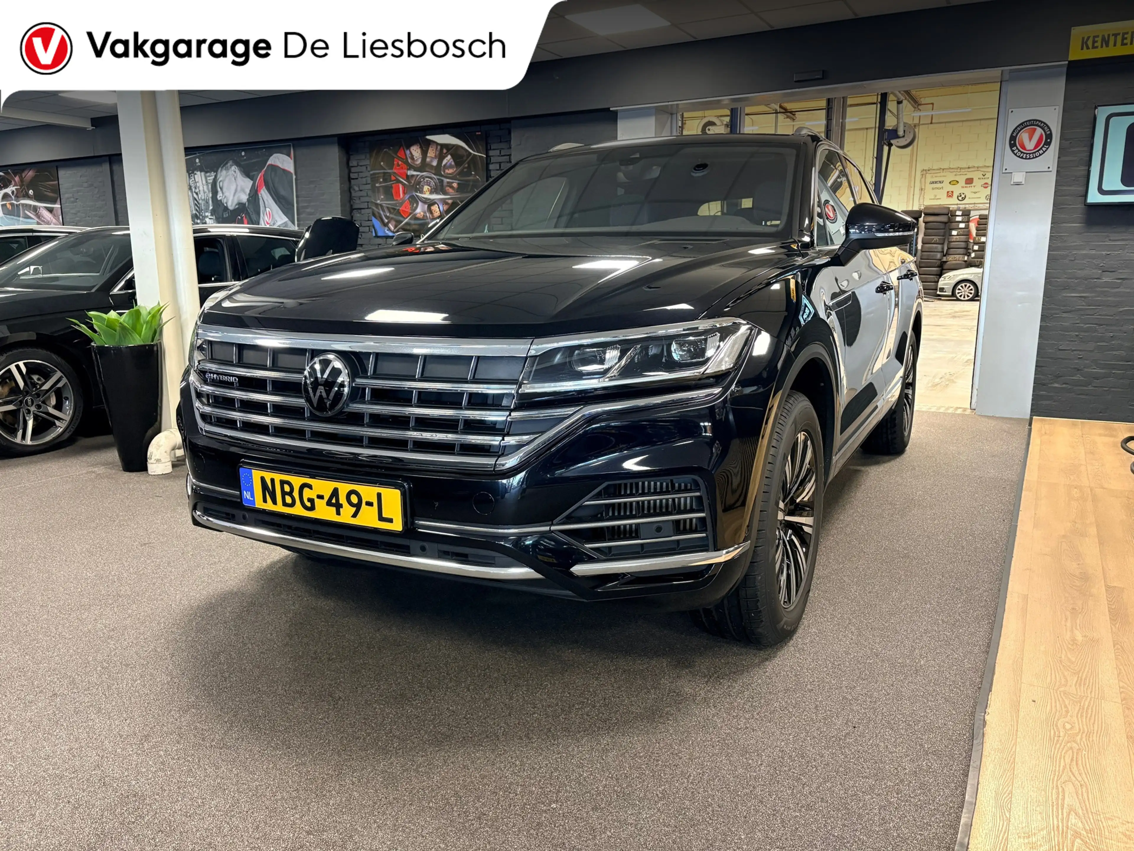 Volkswagen Touareg 3.0 TSi eHybrid 4MOTION / pano / leer / camera / s — photo 8