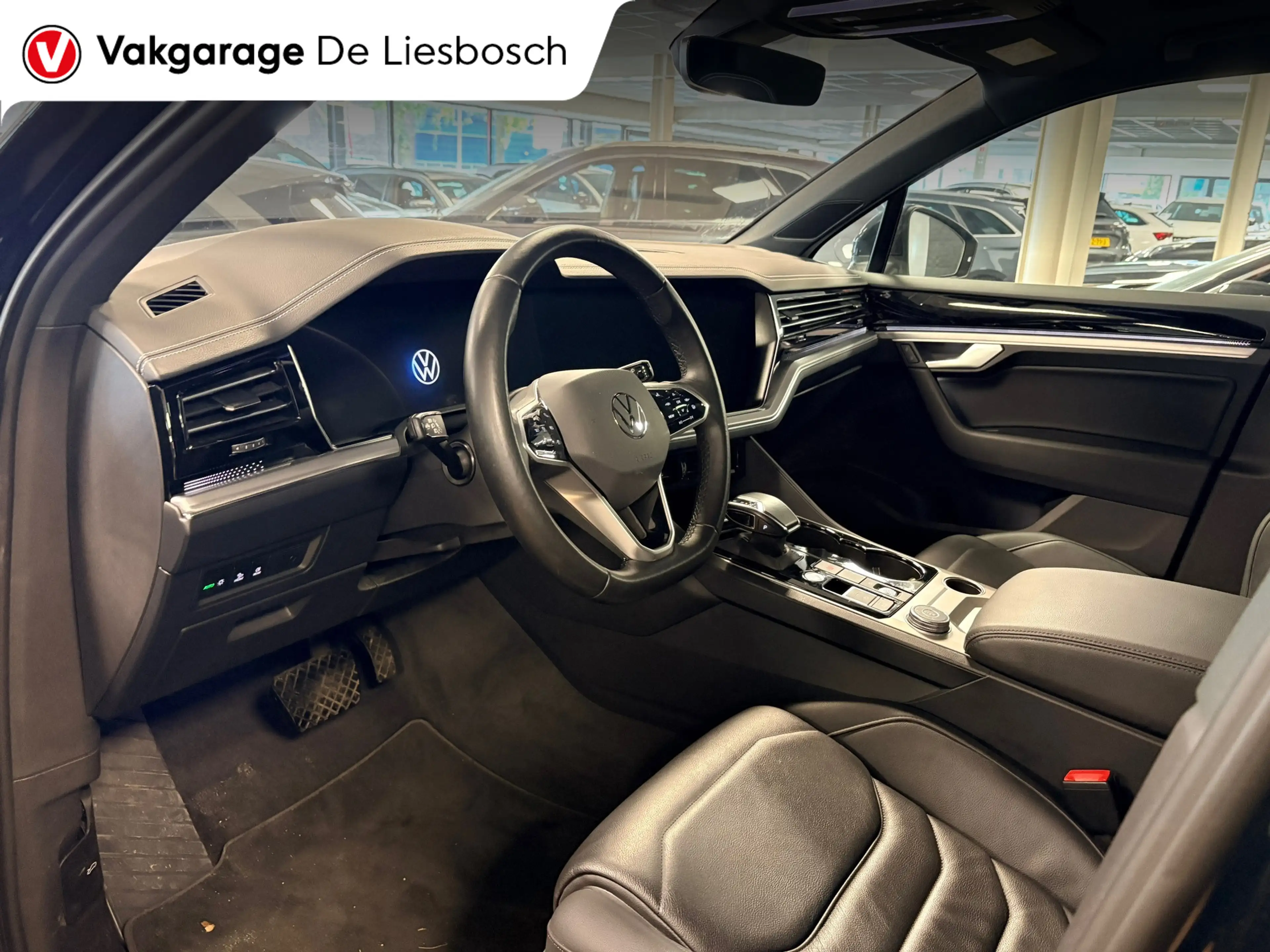 Volkswagen Touareg 3.0 TSi eHybrid 4MOTION / pano / leer / camera / s — photo 10