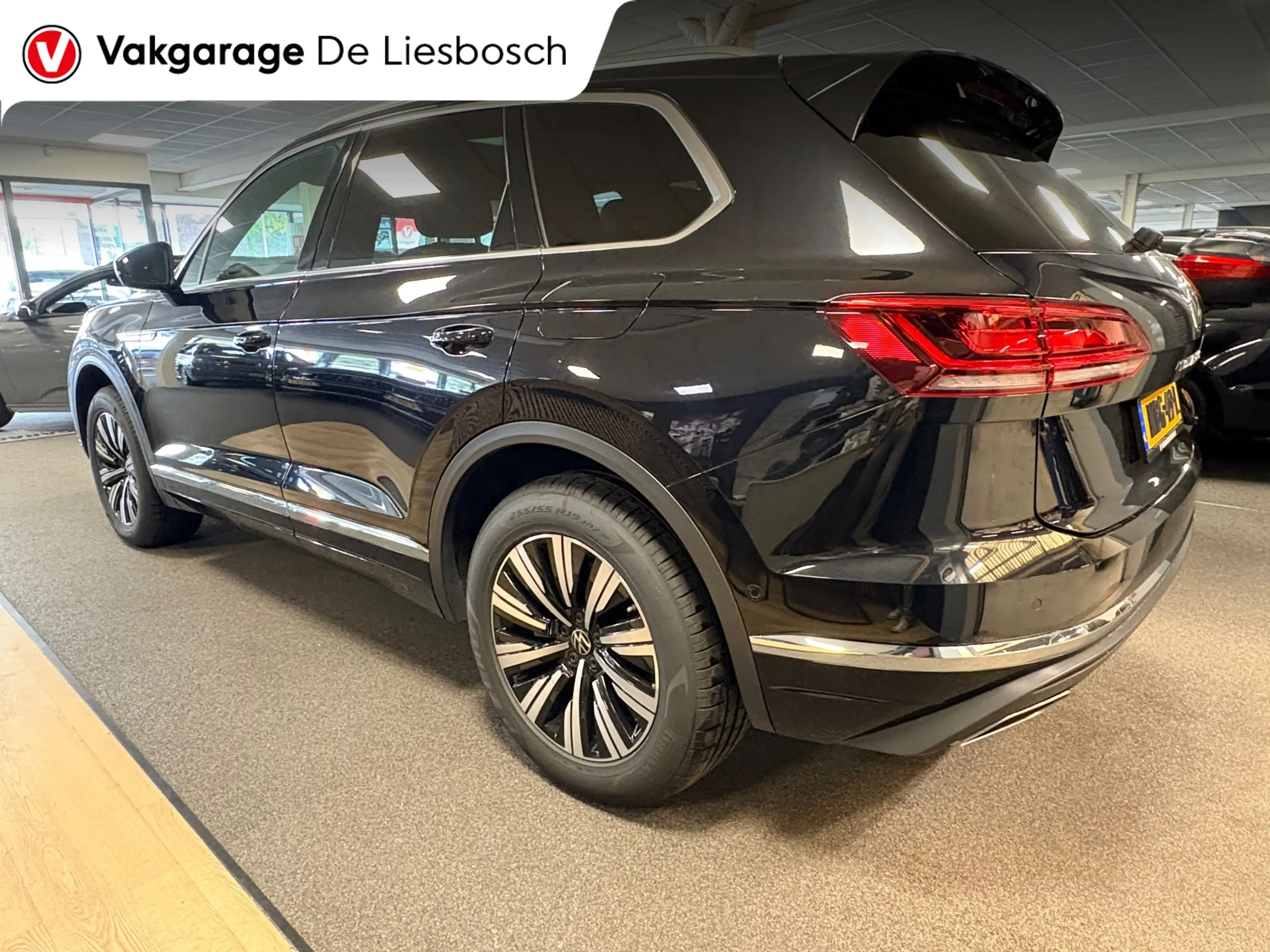 Volkswagen Touareg 3.0 TSi eHybrid 4MOTION / pano / leer / camera / s — photo 3