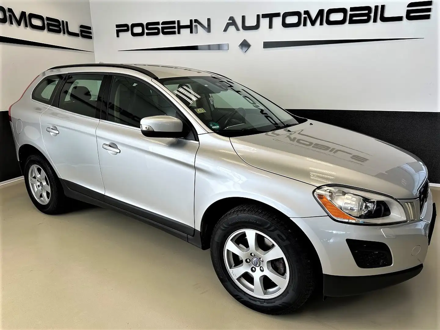 Volvo XC60 Momentum Drive Xenon Navi Silber - 1