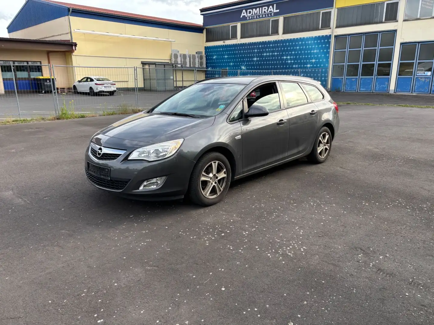 Opel Astra J 1.6 Sports Tourer Edition TÜV 06/2026 Grau - 1