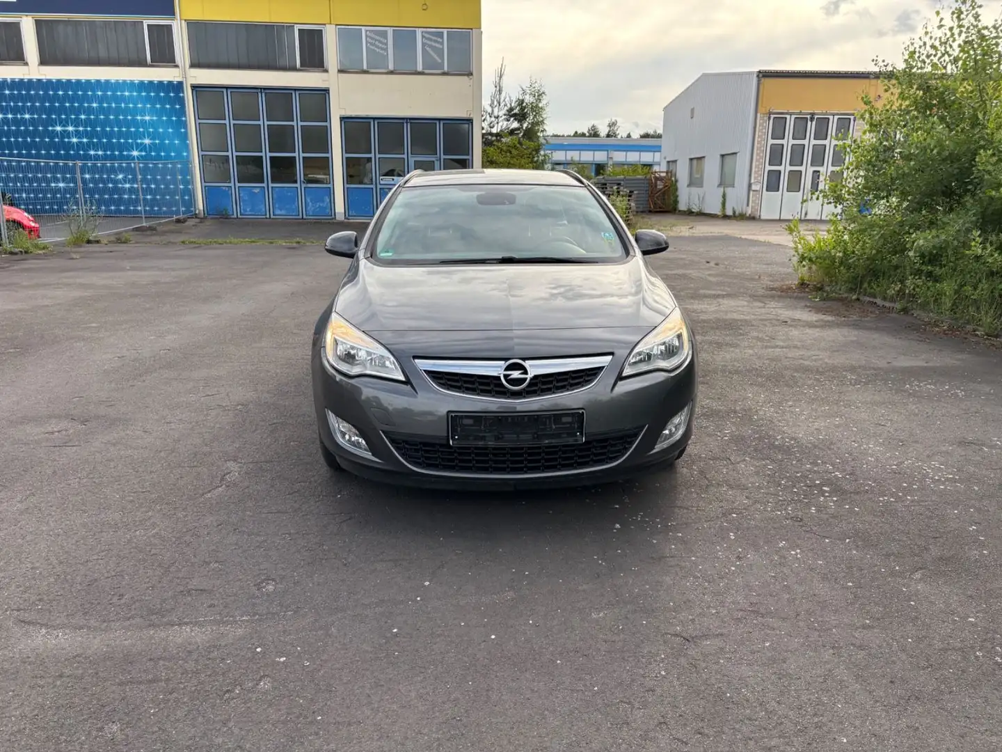 Opel Astra J 1.6 Sports Tourer Edition TÜV 06/2026 Grau - 2