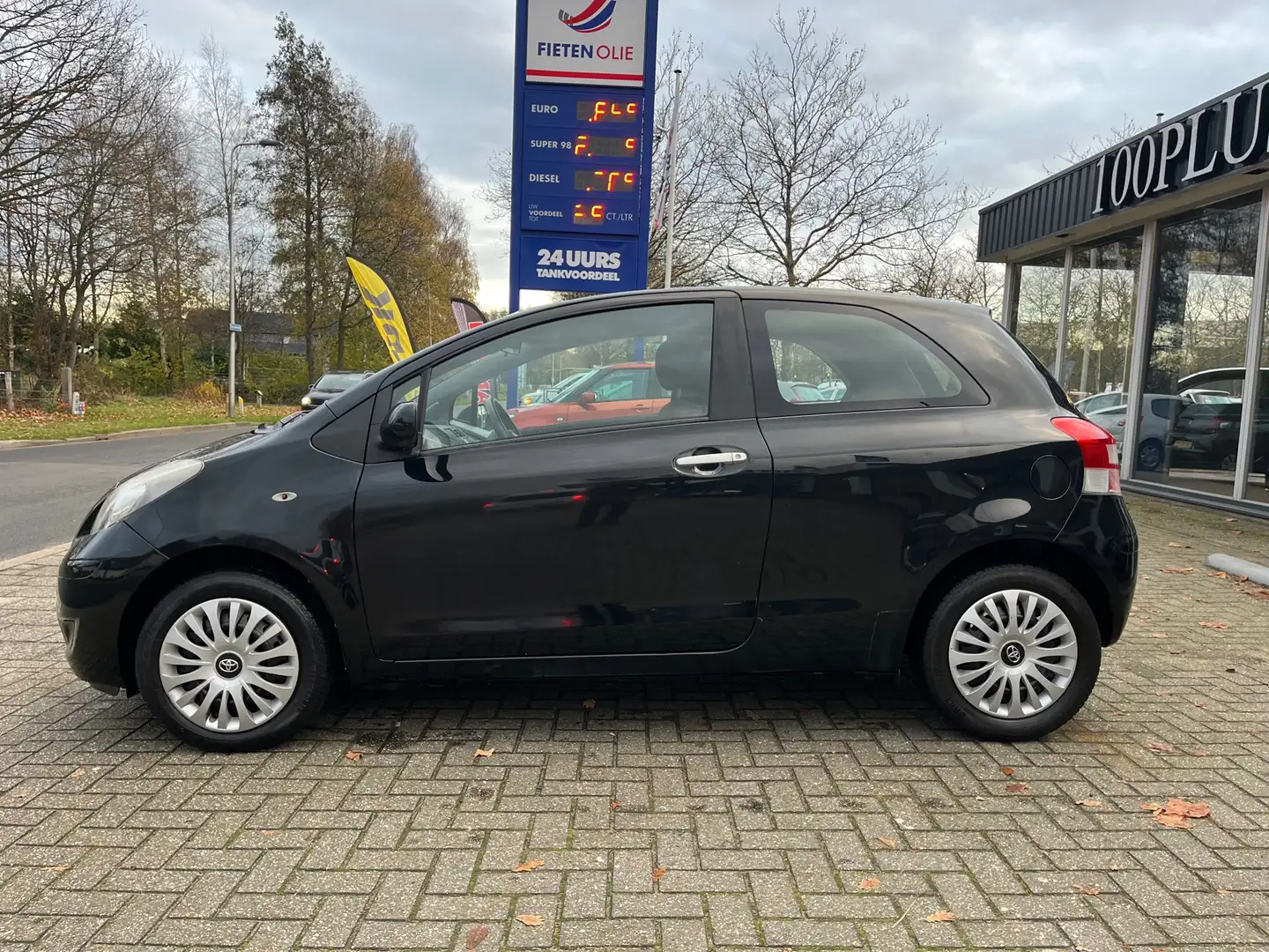 Toyota Yaris 1.0 VVTi Cool | Kleine beurt + Nwe Apk | Airco | Z Zwart - 2