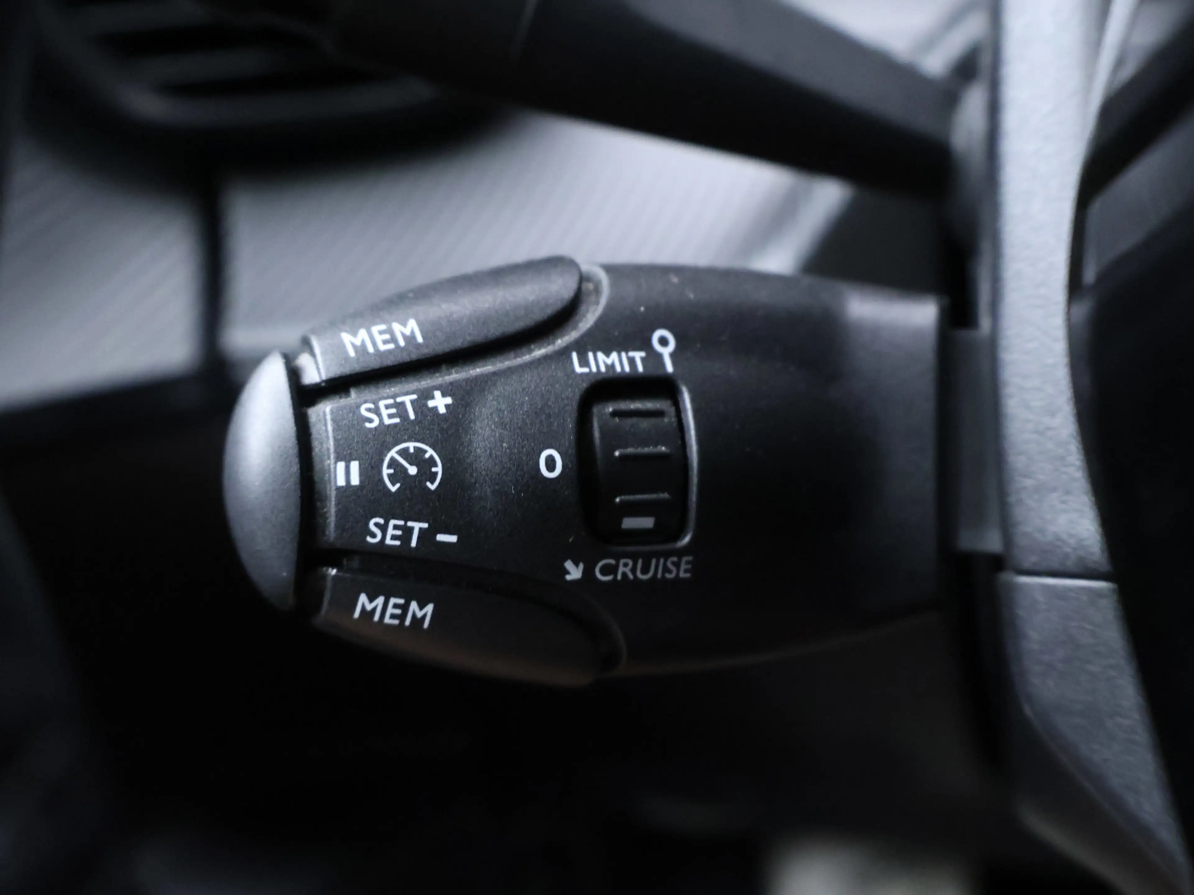 Peugeot e-2008 EV Blue Lease Active 50 kWh Sport (APPLE CARPLAY,N — photo 9
