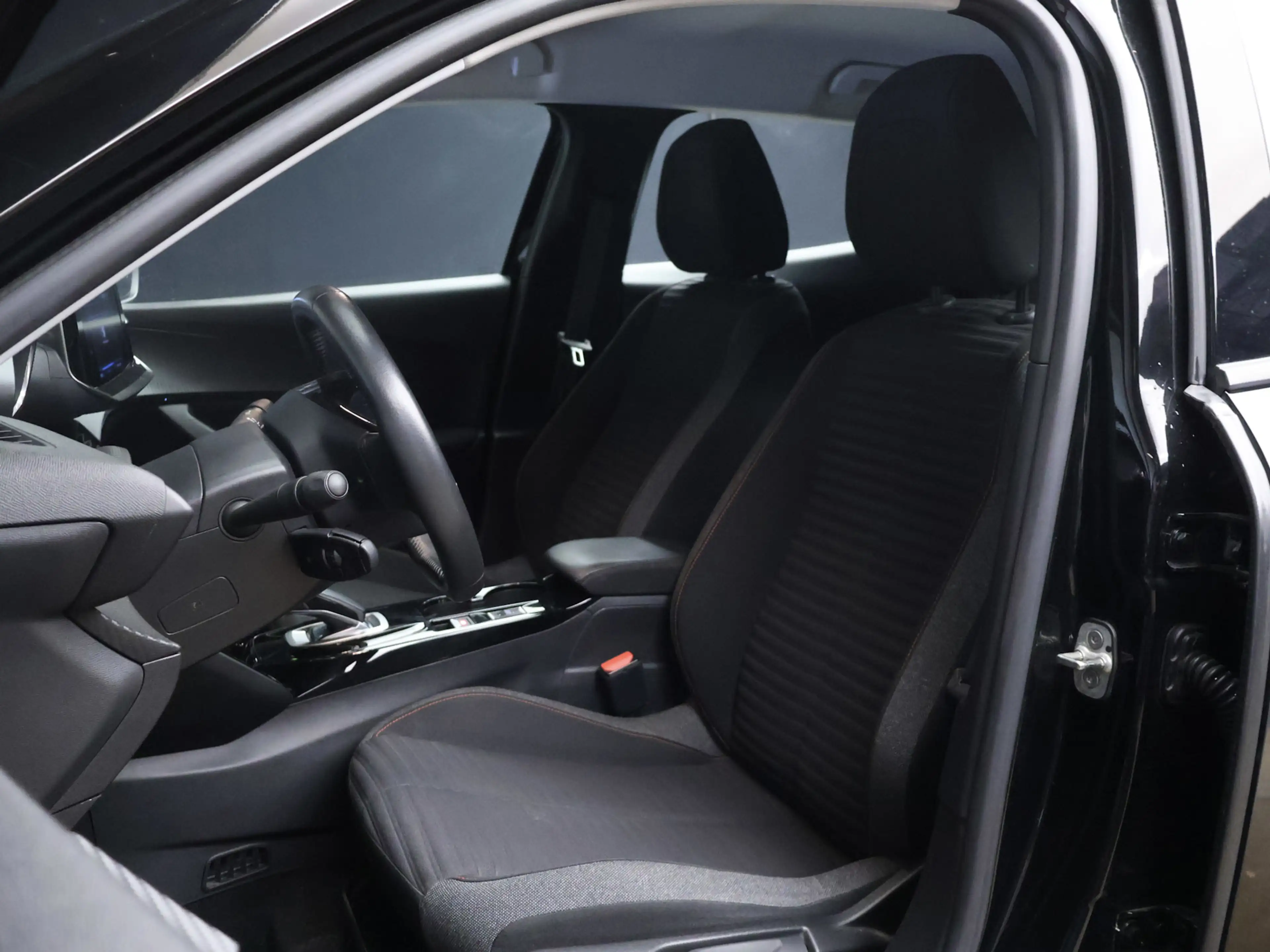 Peugeot e-2008 EV Blue Lease Active 50 kWh Sport (APPLE CARPLAY,N — photo 25