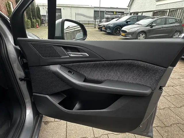 BMW 2 Series view 17