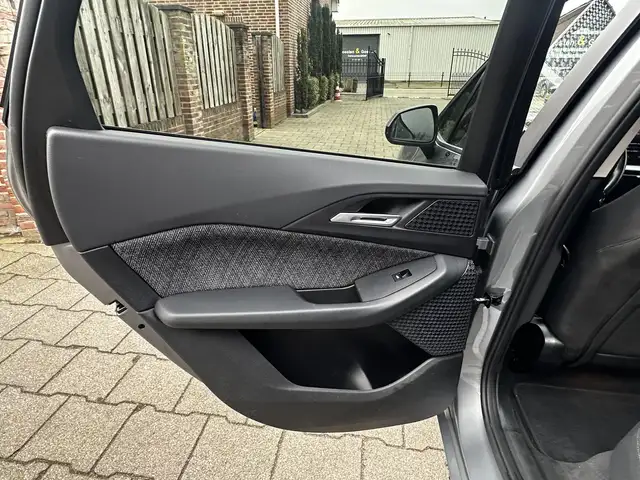 BMW 2 Series view 24