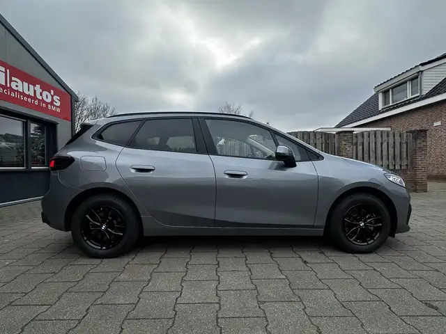 BMW 2 Series view 4