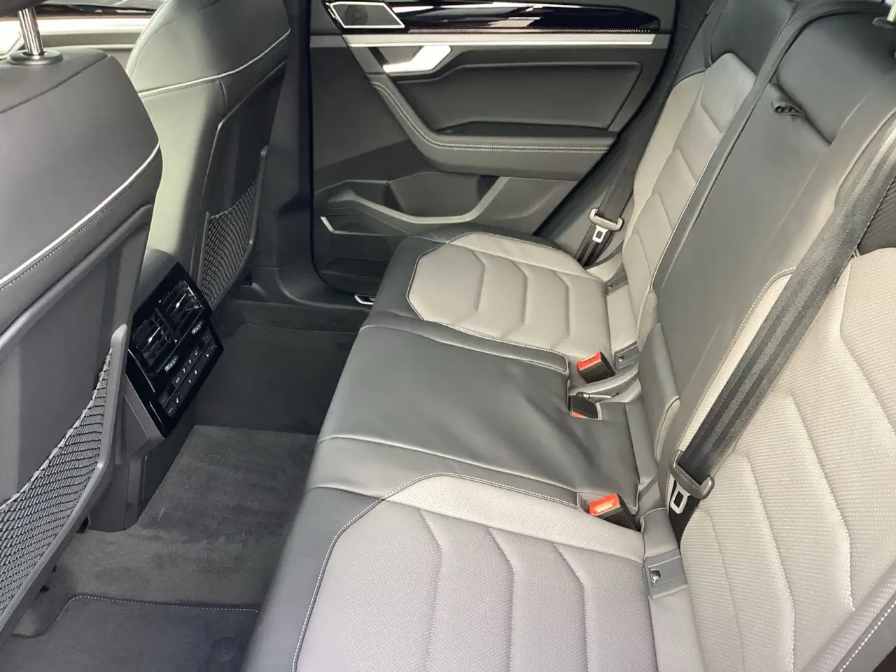 Volkswagen Touareg R-Line FINAL EDITION AHK HUD Pano Leder 11