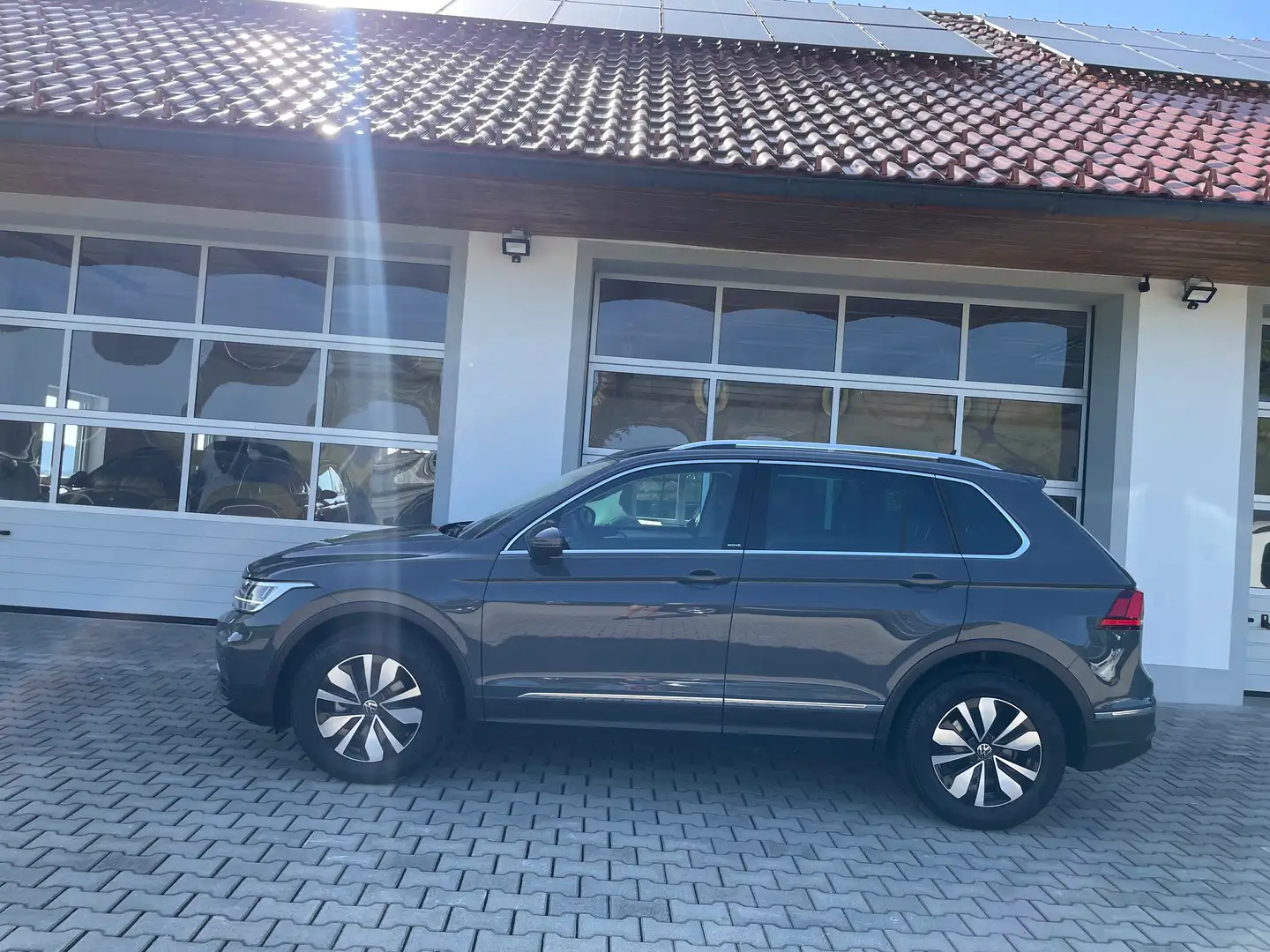 Volkswagen Tiguan Life Move 2,0 TDI *AHV*PDC*APP*ACC*NAVI*SITZHZ* Grau - 2