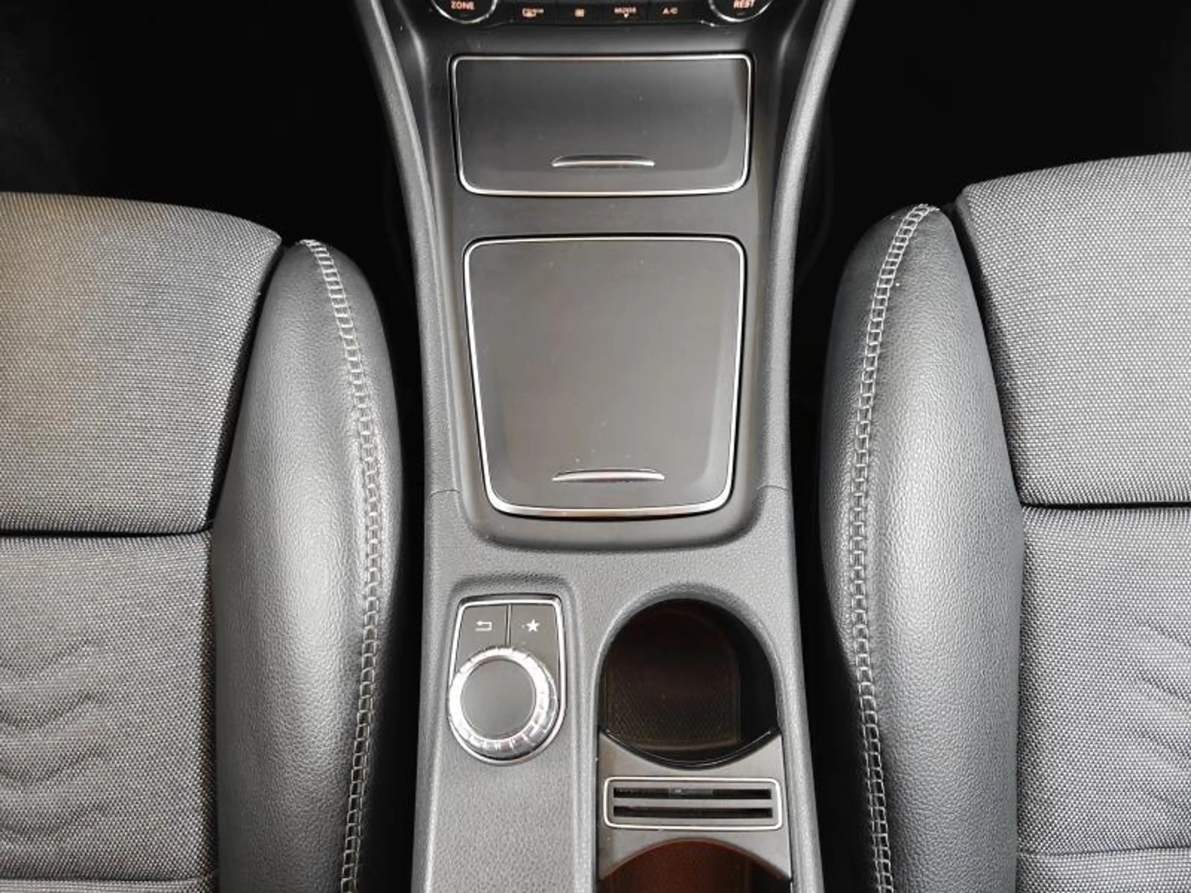 Mercedes-Benz GLA 180 Business Solution — photo 7